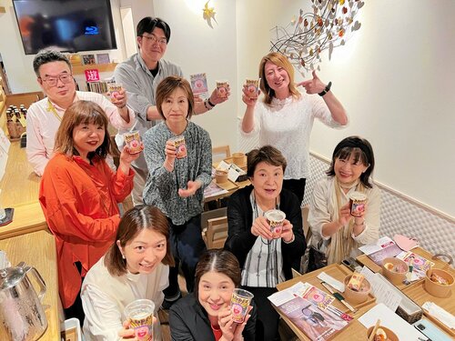 「天満天神えーる」を片手にご当地ビール誕生を喜ぶ皆さん