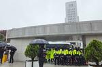 　１日、ソウルの韓国最高裁の前で警備に当たる警察官ら（共同）