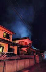 住宅街の中で上がる煙＝１７日午後８時２２分、鳥取市吉方町１丁目
