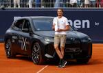 　テニスのＢＭＷオープンで優勝し、トロフィーと副賞の車とともに記念撮影に応じるアレクサンダー・ズベレフ＝２０日、ミュンヘン（ロイター＝共同）