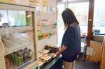 　スーパー「アキダイ関町本店」の総菜コーナーで働くパートの女性＝５日、東京都練馬区