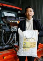 　コメ収穫量２２％増を実現した肥料を開発した元智浩司さん＝富山県立山町