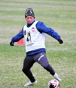 精度の高いキックで攻撃を活性化させる小泉＝オールガイナーレＹＡＪＩＮフィールド