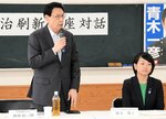 自民党鳥取県連の関係者と意見を交わした渡海政調会長（左）と鈴木事務局次長＝２２日、鳥取市西町１丁目の自民党鳥取県連
