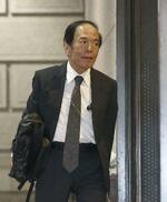 　１４日、金融政策決定会合に出席するため、日銀本店に入る植田総裁