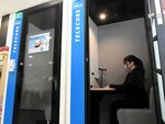 米子鬼太郎空港に設置された個室型ワークブース「テレキューブ」＝２１日、境港市