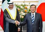 　クウェートのサバハ皇太子（左）と握手する石破首相＝２９日午後、首相官邸