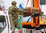 　起爆装置の信管が除去され、回収される不発弾＝２０日午後、名古屋市中区