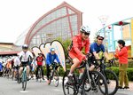 スタートの合図とともに一斉にペダルをこぎ出す参加者ら＝８日、倉吉市の倉吉パークスクエア