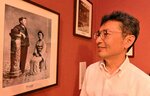 小泉八雲（左）とセツの写真を見つめる小泉凡さん（右）＝１２日、松江市奥谷町の小泉八雲記念館