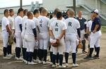 　石川県輪島市で練習を再開し、中村隆監督（右端）のもとに集まる日本航空石川高の選手たち＝１５日