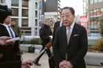 　記者団の取材に応じる立憲民主党の野田代表＝７日午後、千葉県松戸市