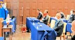 新聞を使った情報収集と活用方法の説明に聞き入る会員ら