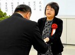 表彰状を受け取る被表彰者（右）＝１４日、鳥取市富安２丁目の鳥取税務署