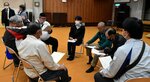 百人委員会で獣害対策について話し合う部会メンバー＝１３日、智頭町智頭の町総合センター
