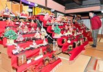 今では珍しい昔ながらの豪華な段飾りが並ぶ会場＝５日、豊岡市出石町宵田の出石史料館