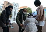 トルコ地震の被災地救援のために募金する市民ら＝１１日、ＪＲ鳥取駅前