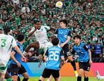 　川崎―アルアハリ　後半、ゴール前で競り合う川崎・山田（右から２人目）＝ジッダ（共同）