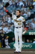 　阪神のユニホーム姿で試合前のメンバー表交換に登場し、スタンドの声援に応える日本ハム・新庄監督＝甲子園