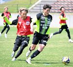 球際に強く、攻守で存在感を示す大嶋（右）＝オールガイナーレＹＡＪＩＮスタジアム