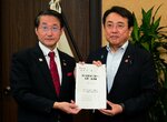 赤沢氏（右）に要望書を手渡す平井知事＝２３日、東京・霞が関の財務省