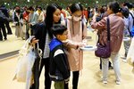 開幕日から大勢の来場者でにぎわう鳥取県ゾーンの「鳥取無限砂丘」＝１３日、大阪市此花区夢洲