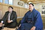 大相撲九州場所で新入幕となり、二子山親方（左）と取材に応じる狼雅＝３０日、福岡県飯塚市の二子山部屋宿舎 