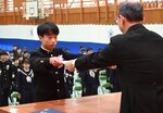 三橋校長（右）から卒業証書を受け取るクラス代表の生徒＝８日、鳥取市立川町６丁目の市立東中