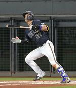 　６回オリックス２死一、二塁、中川が左越えに逆転３ランを放つ＝エスコンフィールド