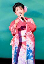 ファンの声援に応えて熱唱する朝花さん
