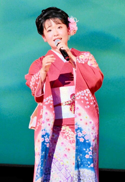 ファンの声援に応えて熱唱する朝花さん