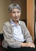 　新潟水俣病の症状を話す菅原ハルさん＝４月、新潟市