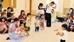 音楽をバックに体を動かす子どもたち