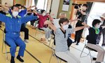 日野町の百歳体操に参加する平井知事（左）＝１８日、日野町下榎の町老人憩の家