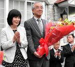 再選を決め支持者らに万歳と拍手で祝福される金児氏（右）＝４日午後５時３７分、智頭町山根の選挙事務所