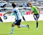 鳥取－富山　ガイナーレは前半、富樫（右）がたびたびゴールに迫る＝Ａｘｉｓバードスタジアム
