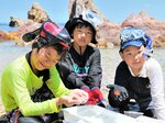 見つけてきたウミウシを手にする子どもたち