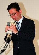 相手候補の当選確実の報に接し、沈痛な表情を浮かべる錦織さん＝２８日午後８時７分、松江市千鳥町のホテル