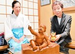 奉納された作品を前に「多くの人に見て触れてもらいたい」と話す温子さん（右）と神職の馬田さん＝鳥取市布勢の日吉神社