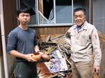 　地震で破損した「碁笥」を持つ寺田和樹さん（左）と谷口正晴さん＝１１日、石川県穴水町