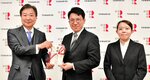 古山社長（左）から目録を受け取る島田さん（中央）と北村さん