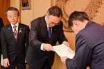 平井知事（右）に要望書を手渡す鳥取市の深沢義彦市長（中央）＝２０日、鳥取県庁