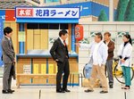 吉本新喜劇の川畑座長（中央）３０＋１周年公演でゲスト出演の同期生、華丸・大吉（同左）。右後方は内場・未知夫妻