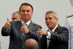 　２０２１年、式典に出席したブラジルのボルソナロ前大統領（左）とブラガネット元国防相＝リオデジャネイロ（ＡＰ＝共同）