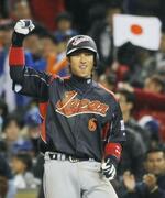 　２００９年ＷＢＣ決勝の韓国戦で、安打を放ちガッツポーズする中島＝ロサンゼルス（共同）