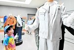 鳥取県中部の建設会社では制服の変更が相次いでいる。イベントでは、さまざまな制服が並んだ＝倉吉市福庭町２丁目
