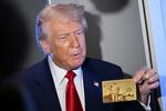 　「トランプ・ゴールドカード」を示すトランプ米大統領＝３日、大統領専用機内（ＡＰ＝共同）
