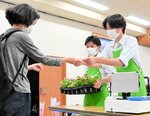 接客をする日野高の生徒たち（右）