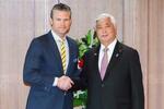 　会談前、握手する中谷防衛相（右）とヘグセス米国防長官＝３０日午前、防衛省（代表撮影）