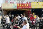　自転車などに乗って道を行き交う人たち＝３月、中国広東省広州市（共同）